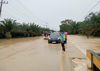 Polsek Padang Tualang Atur Lalu Lintas di Jalan Sumur Bor yang Tergenang Air