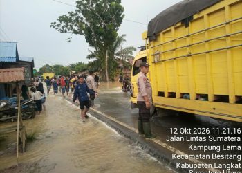 Sungai Besitang Meluap ke Jalan Medan–Aceh, Personel Polsek Besitang Atur Arus Lalu Lintas