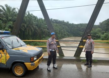 Antisipasi Luapan Sungai, Polsek Bahorok Pantau Debit Air Sungai Wampu di Bukit Lawang