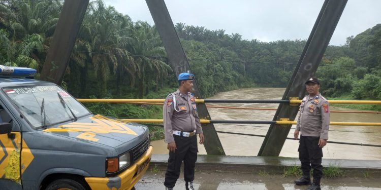 Antisipasi Luapan Sungai, Polsek Bahorok Pantau Debit Air Sungai Wampu di Bukit Lawang