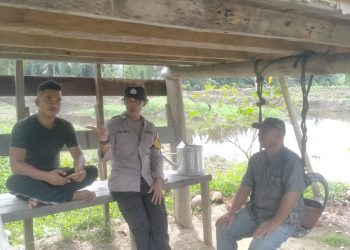 Polisi Bersama Masyarakat, Bhabinkamtibmas Tanjung Pura Sambangi Warga Desa Pekubuan