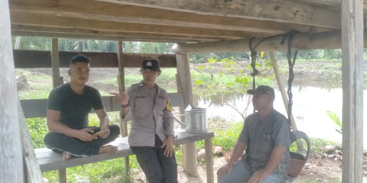 Polisi Bersama Masyarakat, Bhabinkamtibmas Tanjung Pura Sambangi Warga Desa Pekubuan
