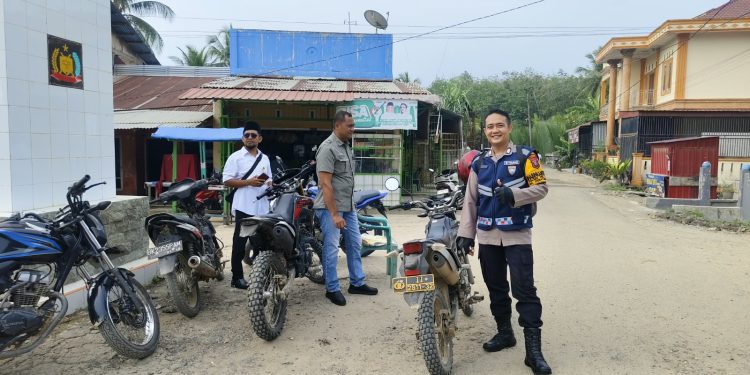 Polisi Bersama Masyarakat, Bhabinkamtibmas Sambangi Warga Desa Salahaji