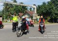 Polisi Bersama Masyarakat, Bhabinkamtibmas Pangkalan Susu Bantu Kelancaran Lalu Lintas Saat Kepulangan Siswa MIN 9 Langkat