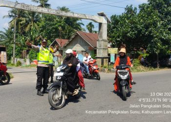 Polisi Bersama Masyarakat, Bhabinkamtibmas Pangkalan Susu Bantu Kelancaran Lalu Lintas Saat Kepulangan Siswa MIN 9 Langkat