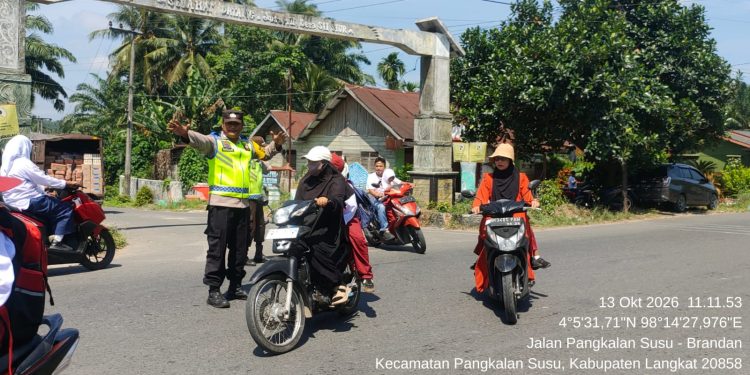 Polisi Bersama Masyarakat, Bhabinkamtibmas Pangkalan Susu Bantu Kelancaran Lalu Lintas Saat Kepulangan Siswa MIN 9 Langkat
