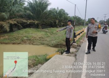 Polisi Bersama Masyarakat, Polsek Padang Tualang Cek Lokasi Genangan Air, Kondisi Kini Kembali Normal
