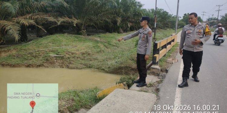 Polisi Bersama Masyarakat, Polsek Padang Tualang Cek Lokasi Genangan Air, Kondisi Kini Kembali Normal