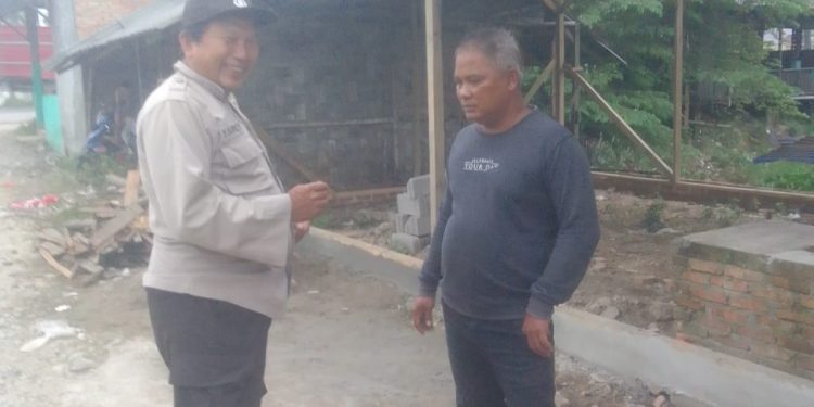 Wujudkan Lingkungan Bebas Kejahatan, Bhabinkamtibmas Hinai Ajak Warga Aktif Melapor dan Berkoordinasi