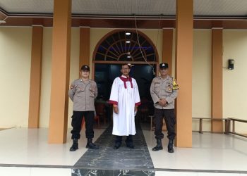 Pastikan Kekhusyukan Ibadah Minggu, Bhabinkamtibmas Polsek Gebang Amankan Dua Gereja di Paluh Manis