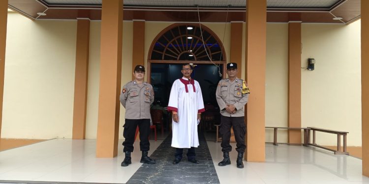 Pastikan Kekhusyukan Ibadah Minggu, Bhabinkamtibmas Polsek Gebang Amankan Dua Gereja di Paluh Manis