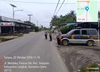 Polisi Bersama Masyarakat, Polsek Salapian Amankan Arus Lalu Lintas di SPBU Naman Jahe