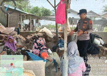 Polisi Bersama Masyarakat, Bhabinkamtibmas Tanjung Pura Sambangi Warga Tapak Kuda