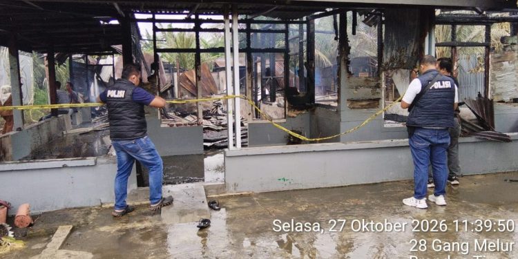 Aksi Sigap Anggota Polsek Babalan Polres Langkat bersinergi dengan Tim Damkar Personil TNI AD YON TP 907 DS Bantu Padamkan Kebakaran Rumah Warga