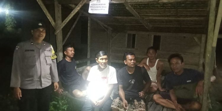 Tingkatkan Keamanan Lingkungan, Polsek Hinai Ajak Warga Perketat Pengawasan Tamu Melalui Siskamling