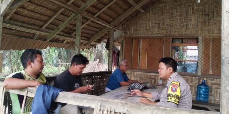Wujudkan Lingkungan Kondusif, Bhabinkamtibmas Padang Tualang Sosialisasi Layanan Bantuan 110