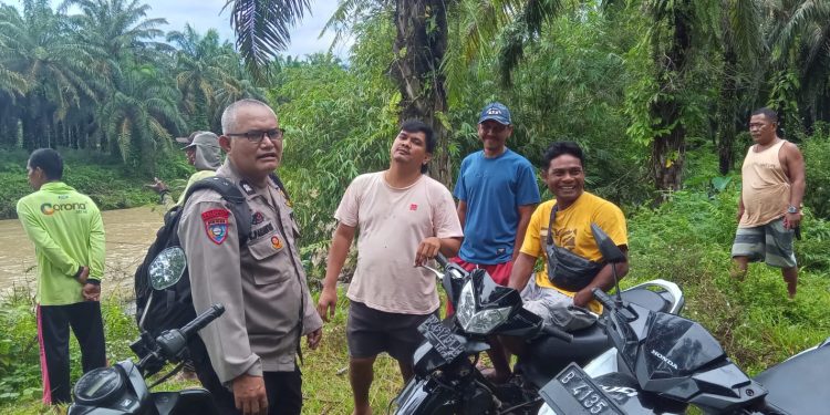 Cegah Bencana di Musim Hujan, Bhabinkamtibmas Polsek Kuala Imbau Warga Tak Bakar Lahan dan Waspada Banjir