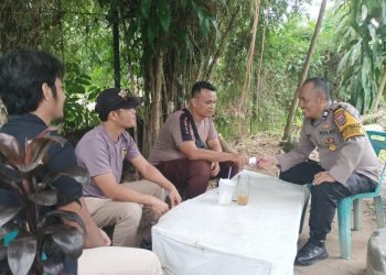 Permudah Akses Pengaduan Warga Bukit Lawang, Bhabinkamtibmas Polsek Bahorok Sosialisasi Tukar Nomor Kontak