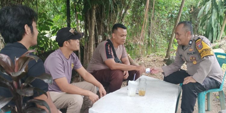 Permudah Akses Pengaduan Warga Bukit Lawang, Bhabinkamtibmas Polsek Bahorok Sosialisasi Tukar Nomor Kontak