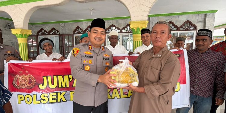 Jumat Keliling di Pangkalan Susu, Kapolres Langkat Serap Aspirasi Warga dan Salurkan Paket Sembako